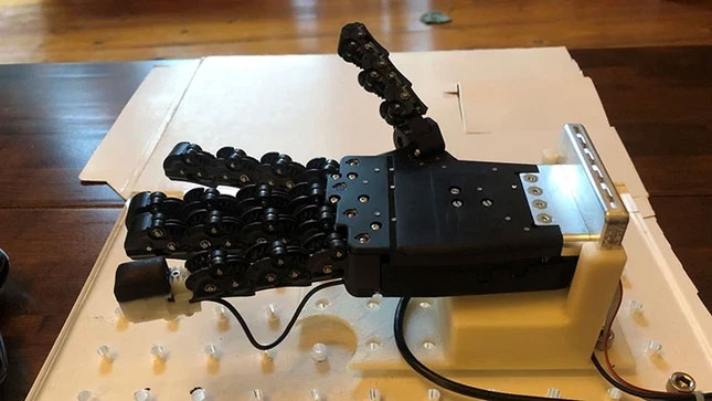 Picture 1 of Using 3D printers, scientists create angelic robotic fingers