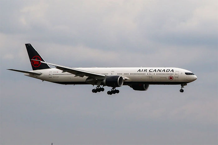 Picture 1 of Video captured the moment the Boeing 777 was struck by lightning right after takeoff
