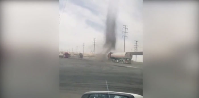 Video: Tanker truck driver 'defeats' water cannon in a flash Picture 1