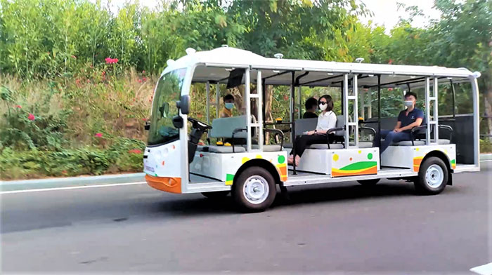 Picture 2 of VinFast VF8 self-driving car undergoes testing on Vietnamese streets.