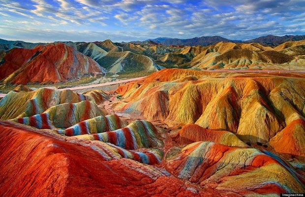 Picture 2 of Vinicunca Mountain: The wonder is so beautiful that it is called the most surreal 'rainbow' on the planet