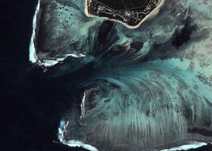 Picture 4 of Visit the 3000-year-old island nation to admire the world's most unique underwater waterfall