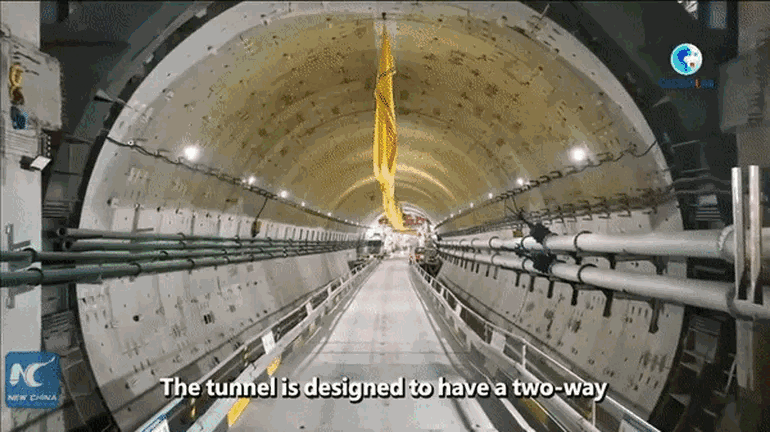 Picture 2 of Watch China build a 6-lane highway tunnel 70m deep at the bottom of the Yangtze River