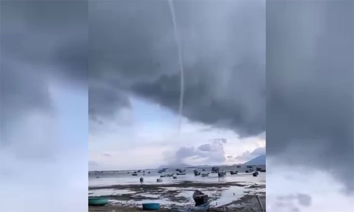 Picture 1 of Waterspout swept away ships and boats in Khanh Hoa sea