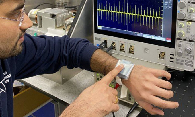 Picture 1 of Wearable device that collects energy when the user is in motion