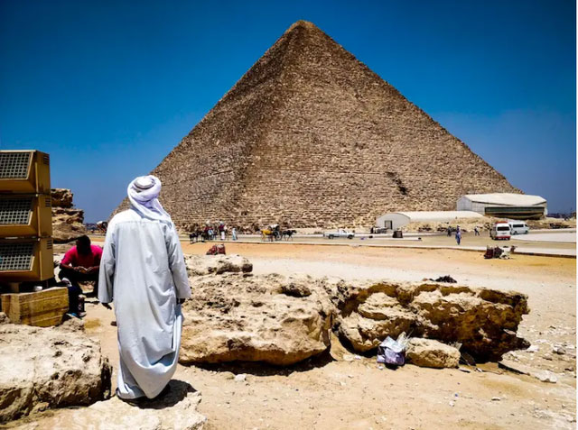 Picture 2 of What does the inside of an Egyptian pyramid look like? Tourists have come up with a surprising conclusion!