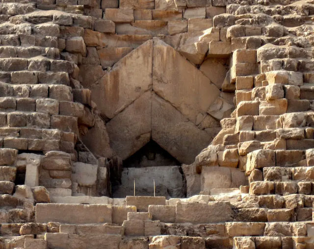 Picture 3 of What does the inside of an Egyptian pyramid look like? Tourists have come up with a surprising conclusion!