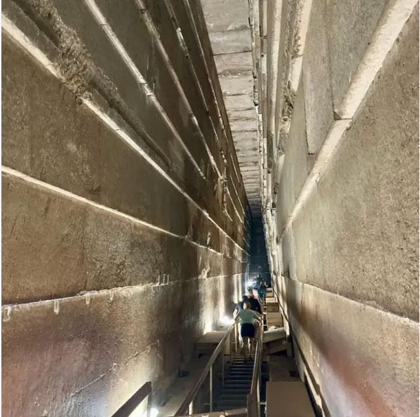 Picture 5 of What does the inside of an Egyptian pyramid look like? Tourists have come up with a surprising conclusion!