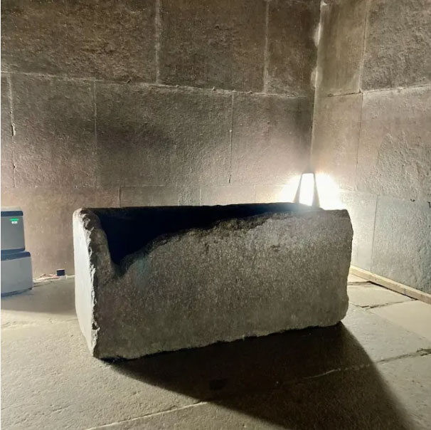 Picture 8 of What does the inside of an Egyptian pyramid look like? Tourists have come up with a surprising conclusion!