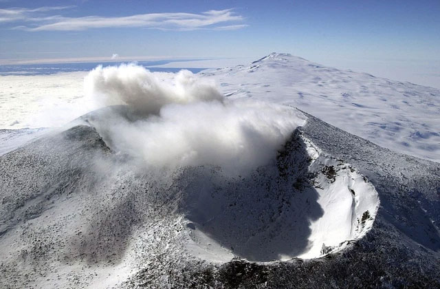 Picture 6 of What if the volcanoes hidden under the ice of Antarctica woke up?