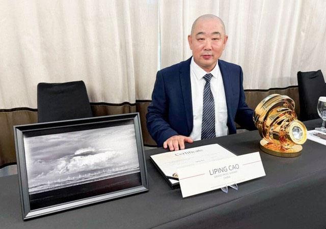 What is so special about this photo that it won a prize worth up to 200,000 USD? Picture 4