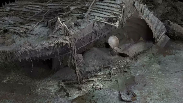 Picture 2 of What would the Titanic look like if the water around it were drained away?