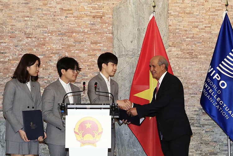 What's so special about the 'portable isolation hat' invented by 3 Vietnamese students? Picture 1