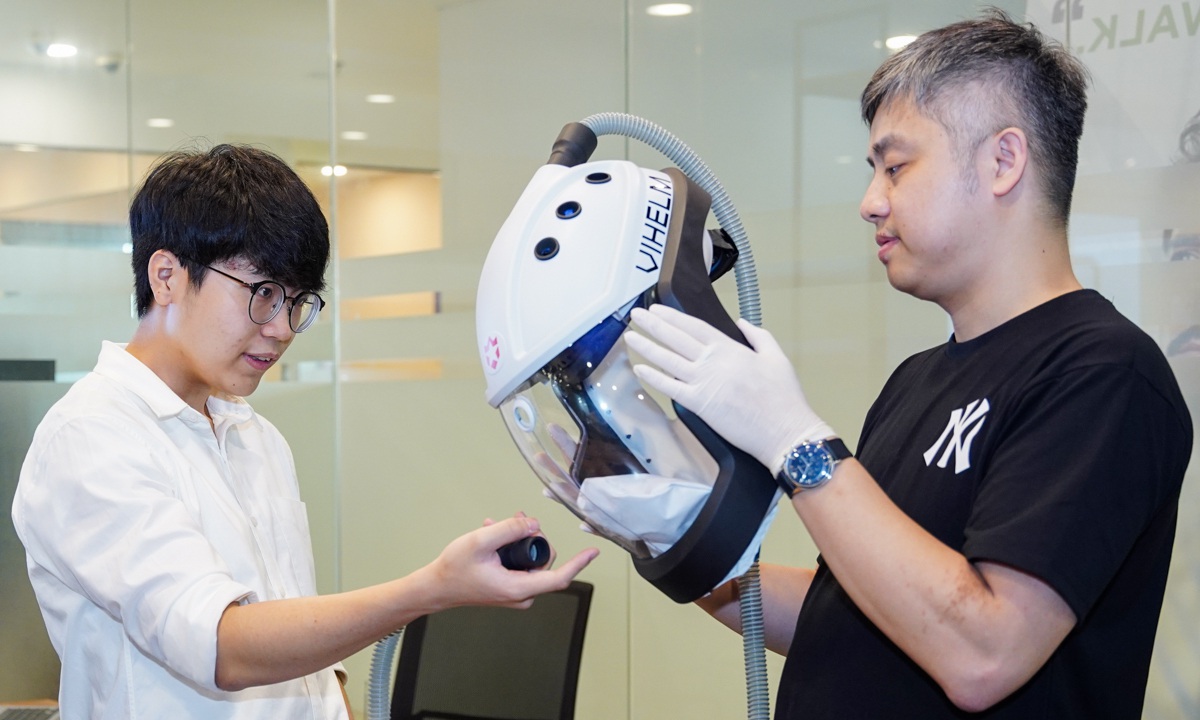 What's so special about the 'portable isolation hat' invented by 3 Vietnamese students? Picture 2