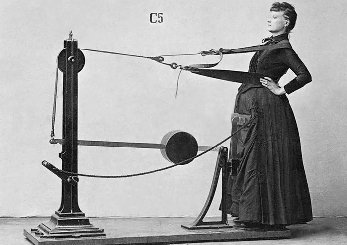 When modern medicine has just developed, how do people practice physical therapy? Picture 1
