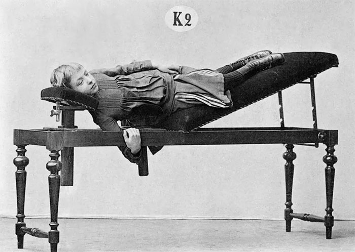 When modern medicine has just developed, how do people practice physical therapy? Picture 16