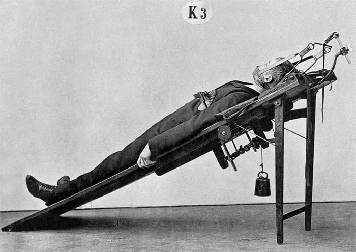 When modern medicine has just developed, how do people practice physical therapy? Picture 17