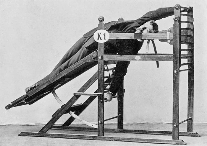 When modern medicine has just developed, how do people practice physical therapy? Picture 19
