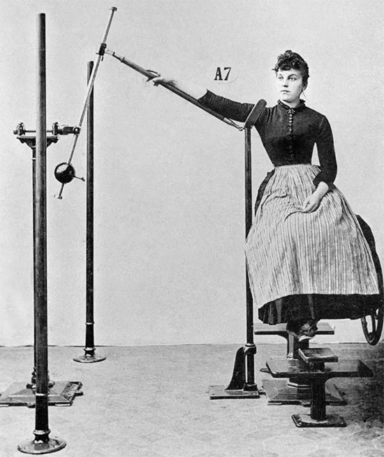 When modern medicine has just developed, how do people practice physical therapy? Picture 5
