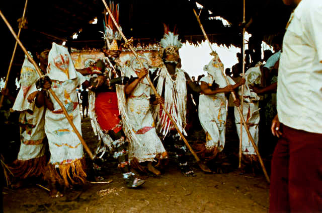 Where in the world has the custom of burning the bride's ass? Picture 1