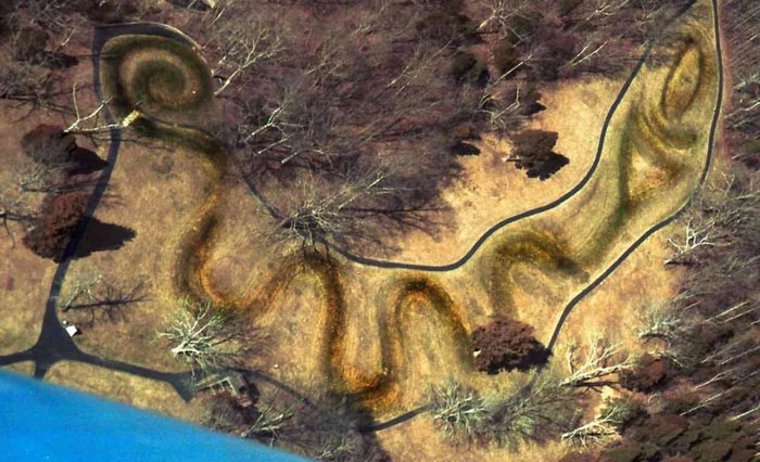 Who created the largest snake mound in the world? Picture 1