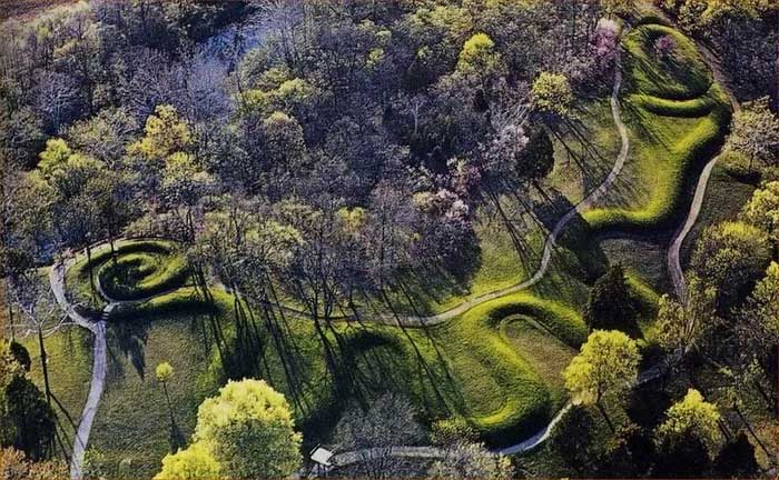 Who created the largest snake mound in the world? Picture 2