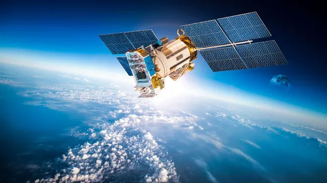 Why can a Bluetooth device on Earth successfully connect to a satellite at a distance of 600km? Picture 1