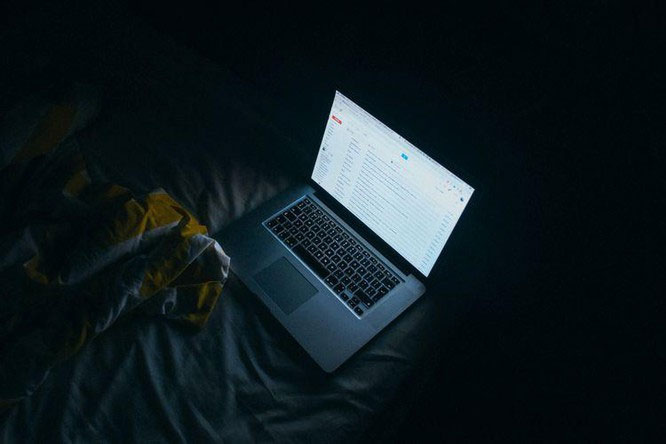 Picture 1 of Why can blue light from screens cause premature aging?