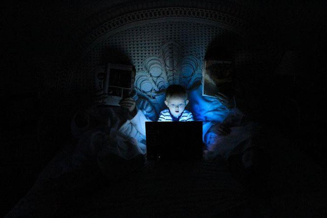 Picture 2 of Why can blue light from screens cause premature aging?