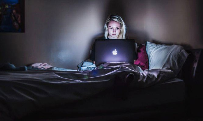 Picture 3 of Why can blue light from screens cause premature aging?