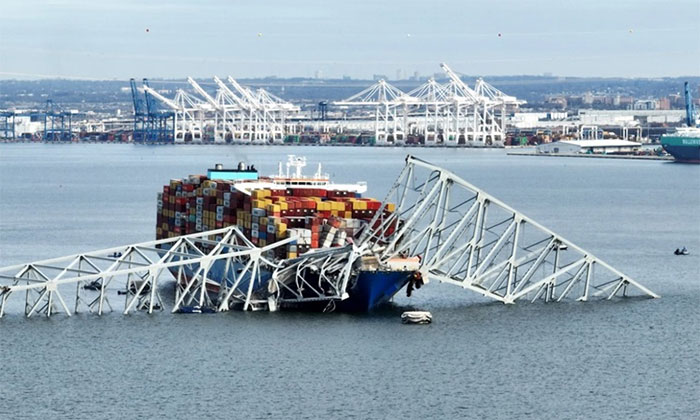 Picture 1 of Why did the bridge in the US collapse so quickly when a freight train hit it?