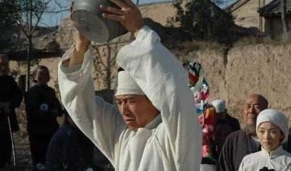 Why do Chinese people break an earthen pot before raising the coffin to bury it? Picture 2