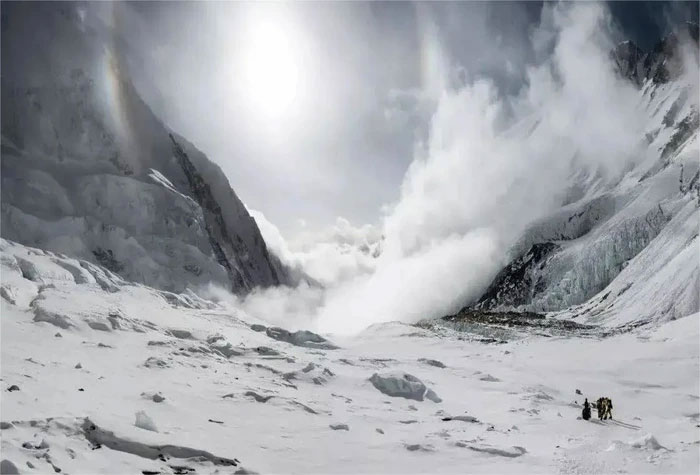 Picture 2 of Why do people who die on Mount Everest have to stay there forever?