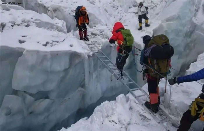 Picture 4 of Why do people who die on Mount Everest have to stay there forever?