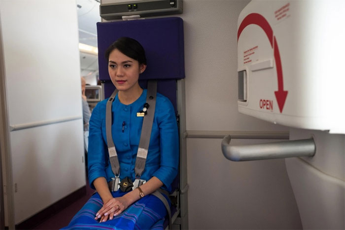 Picture 1 of Why do pilots and flight attendants always wear different seat belts than passengers?