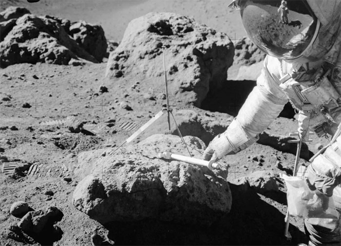 Why do scientists take soil on the Moon to bring back to Earth and not on Mars? Picture 2