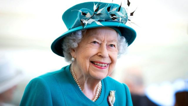 Picture 2 of Why doesn't the Queen of England use her last name?