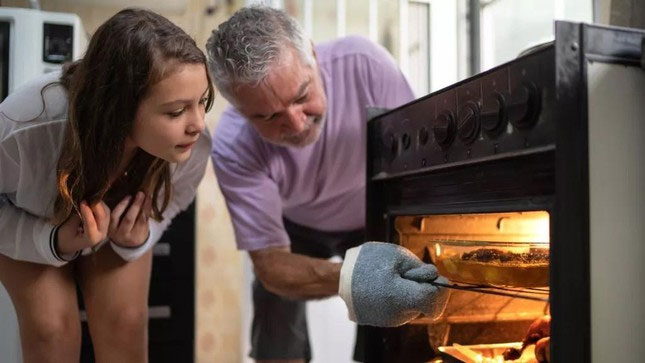 Why is it so fast to cook food in the microwave, but not as safe as the oven? Picture 1