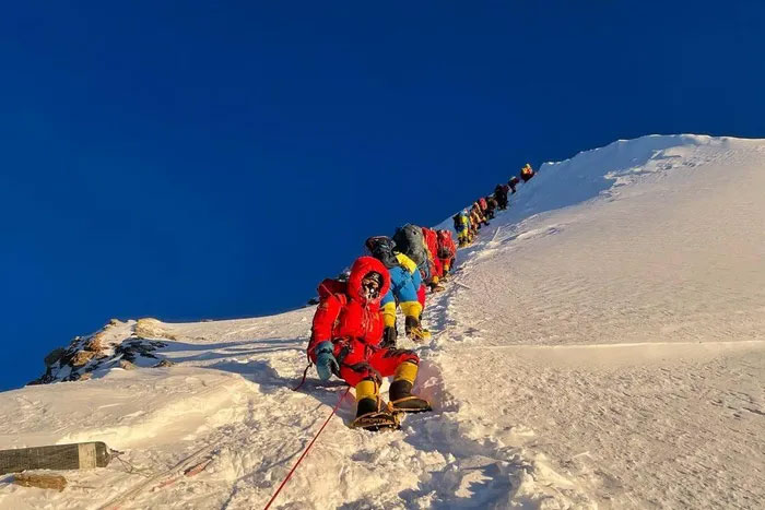 Picture 4 of Why is Mount Everest so attractive to so many people?