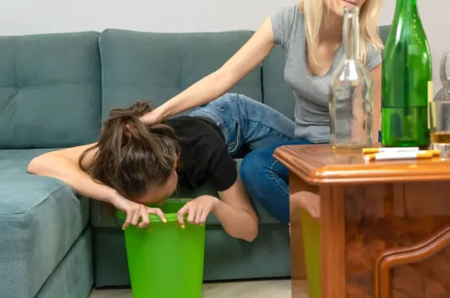 Picture 3 of Why should you not drink alcohol on an empty stomach?