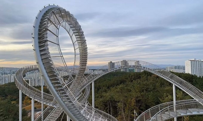 Winding stairs like a roller coaster Picture 1