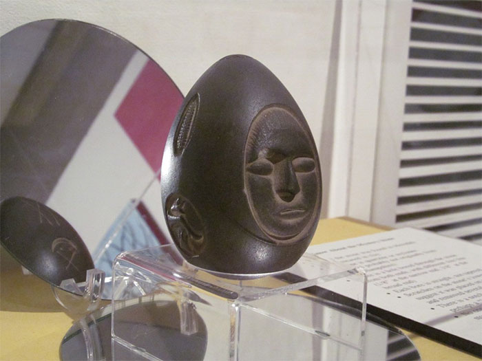 Picture 1 of Workers picked up a rock with a human face pattern, which could be an alien code.