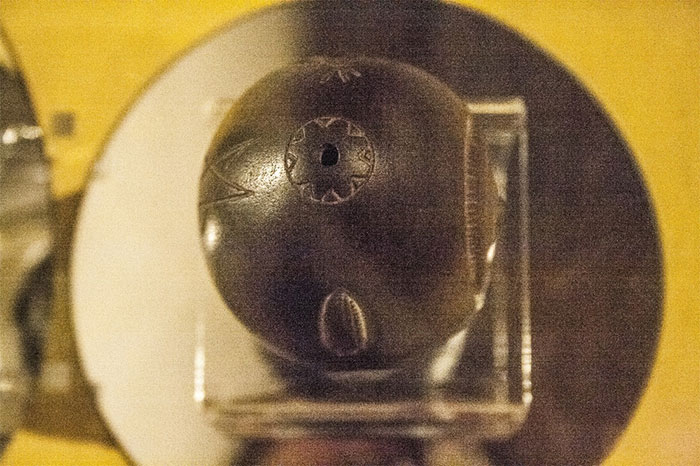 Picture 3 of Workers picked up a rock with a human face pattern, which could be an alien code.