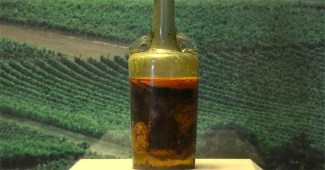 1,700-year-old wine bottle found in ancient tomb, expert says it may still be drinkable