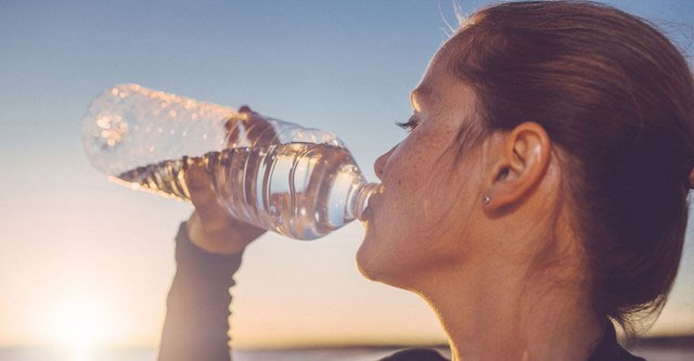2 mistakes when drinking water that make the heart and kidneys 'exhausted': Many people still do it on a hot day