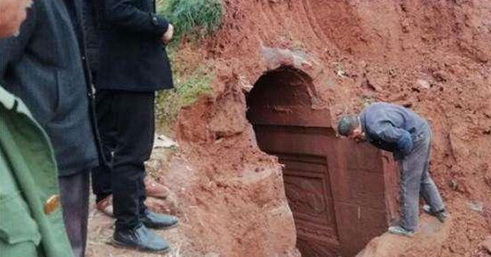 2,000-year-old tomb discovered, living creatures inside crawl out