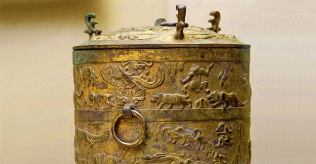 A boy went to glean rice and found 3 strange pots, the expert was startled when he saw a 'nine-tailed fox'