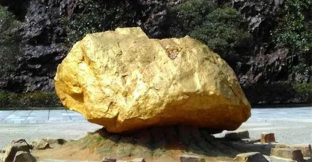 A glittering gold ore block that can't be excavated anymore has been discovered, the park is sealed off, revealing a 1,000-year-old treasure.