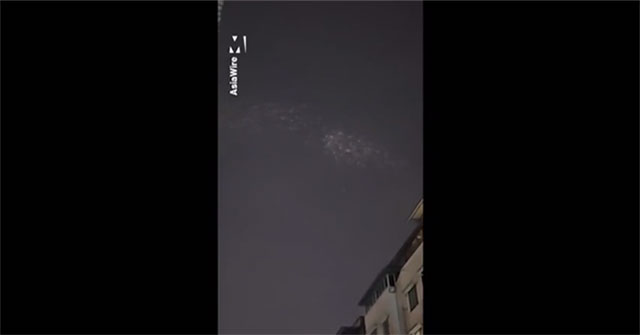 A mysterious scene suddenly appeared in the sky, scaring people