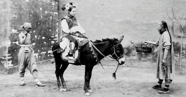 A series of photos of the noble lives of women during the Qing Dynasty: Some dressed up to take pictures, others gathered to chat with their sisters.